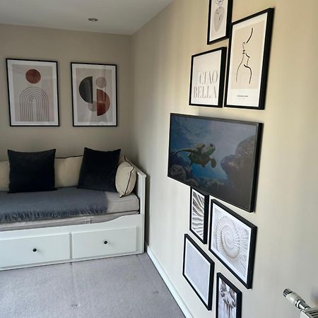 Cosy Bedroom In Luxury Apartment Londres Extérieur photo