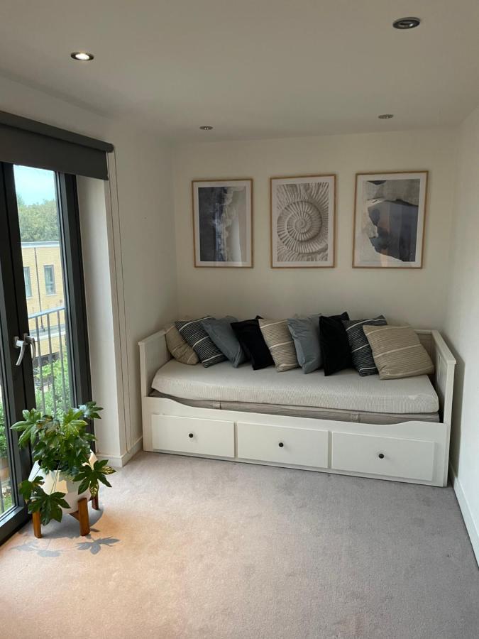 Cosy Bedroom In Luxury Apartment Londres Extérieur photo